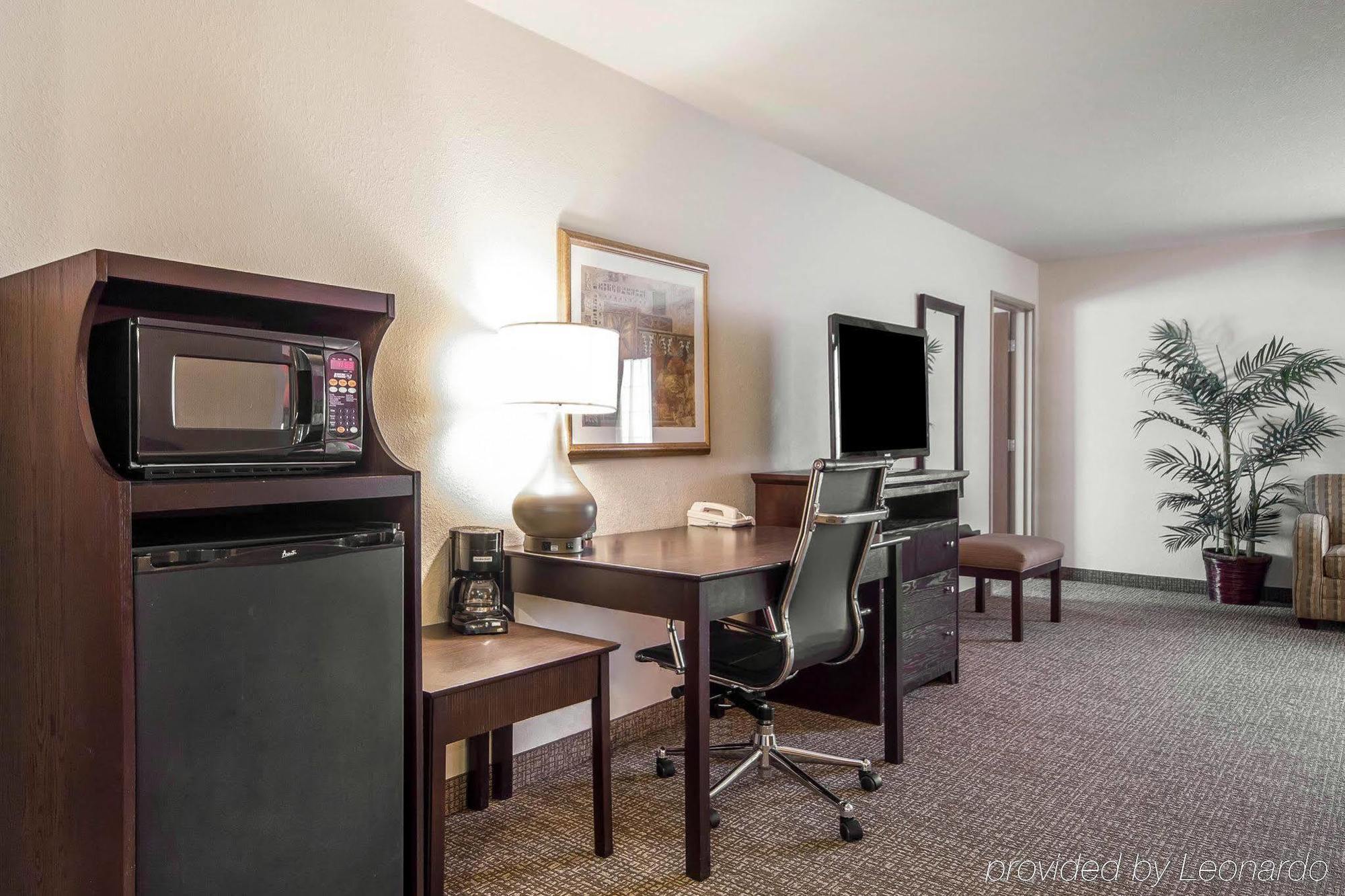 Comfort Suites Johnson Creek Conference Center Exteriör bild